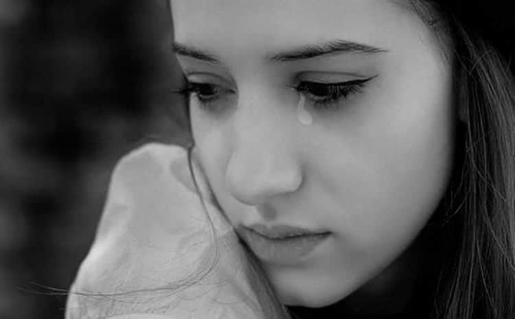 Status buồn: Nước mắt mặn, nhưng liệu đủ liều để sát trùng trái tim đầy thương tổn?