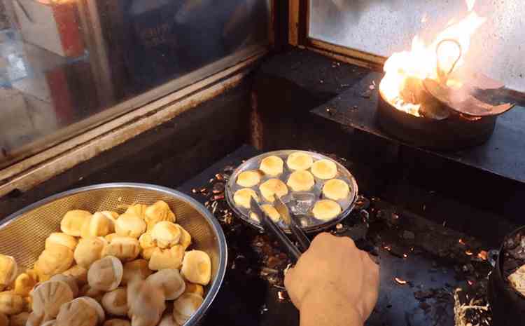 Bánh bông lan trứng muối Gốc Cột Điện là địa chỉ quen thuộc của du khách khi đến Vũng Tàu